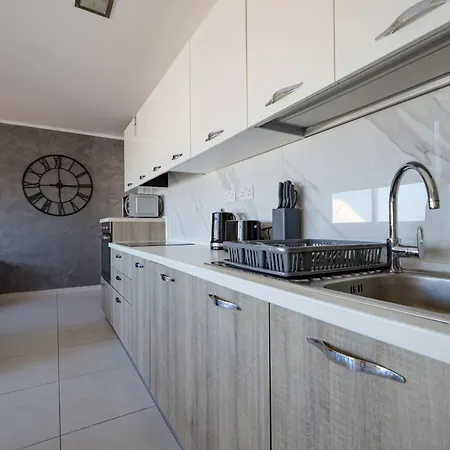 Spacious & Quietly Located 2Bd Penthouse With Large Terrace & Distant Sea Views San Pawl il-Baħar Kültér fotó