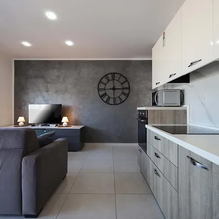 Spacious & Quietly Located 2Bd Penthouse With Large Terrace & Distant Sea Views San Pawl il-Baħar Kültér fotó