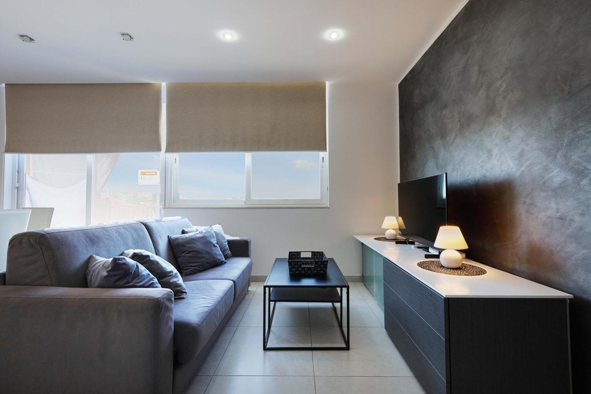 Spacious & Quietly Located 2bd Penthouse With Large Terrace & Distant Sea Views Apartment *