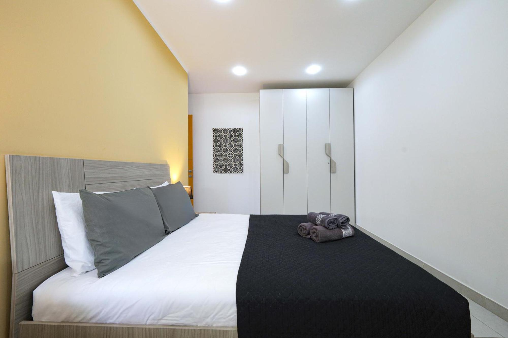 Spacious & Quietly Located 2bd Penthouse With Large Terrace & Distant Sea Views *