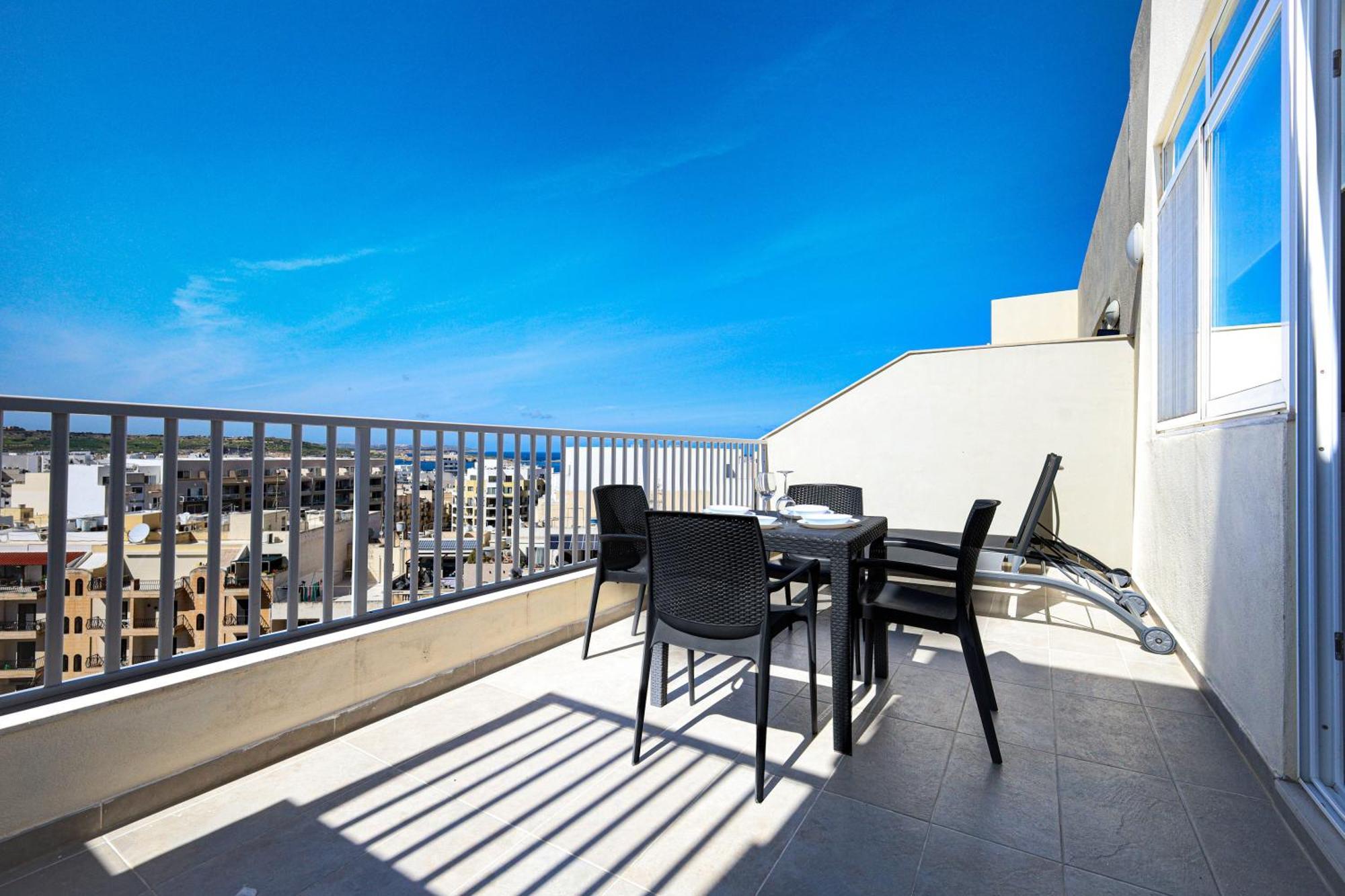 Spacious & Quietly Located 2bd Penthouse With Large Terrace & Distant Sea Views *