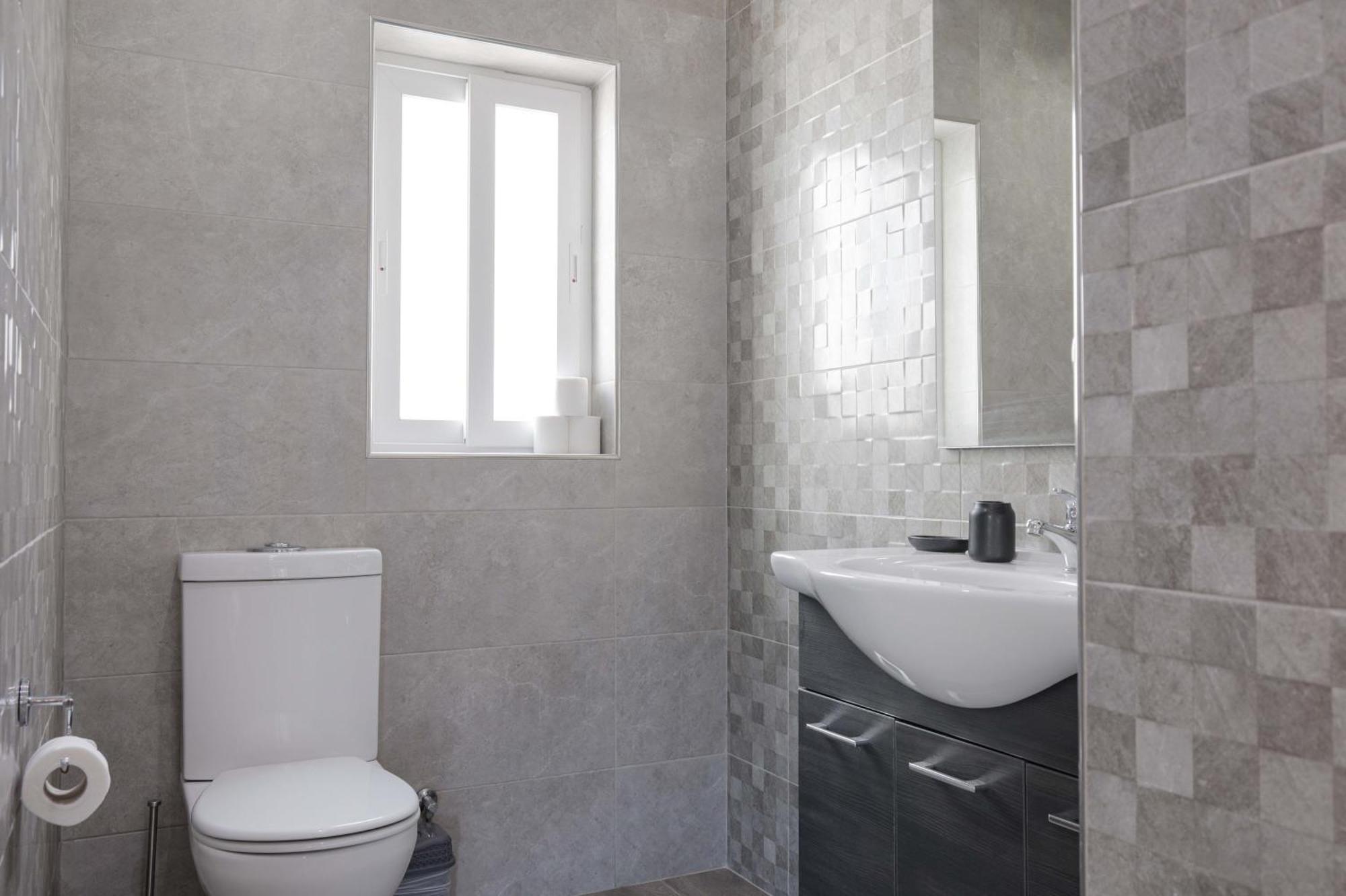Spacious & Quietly Located 2bd Penthouse With Large Terrace & Distant Sea Views Apartment