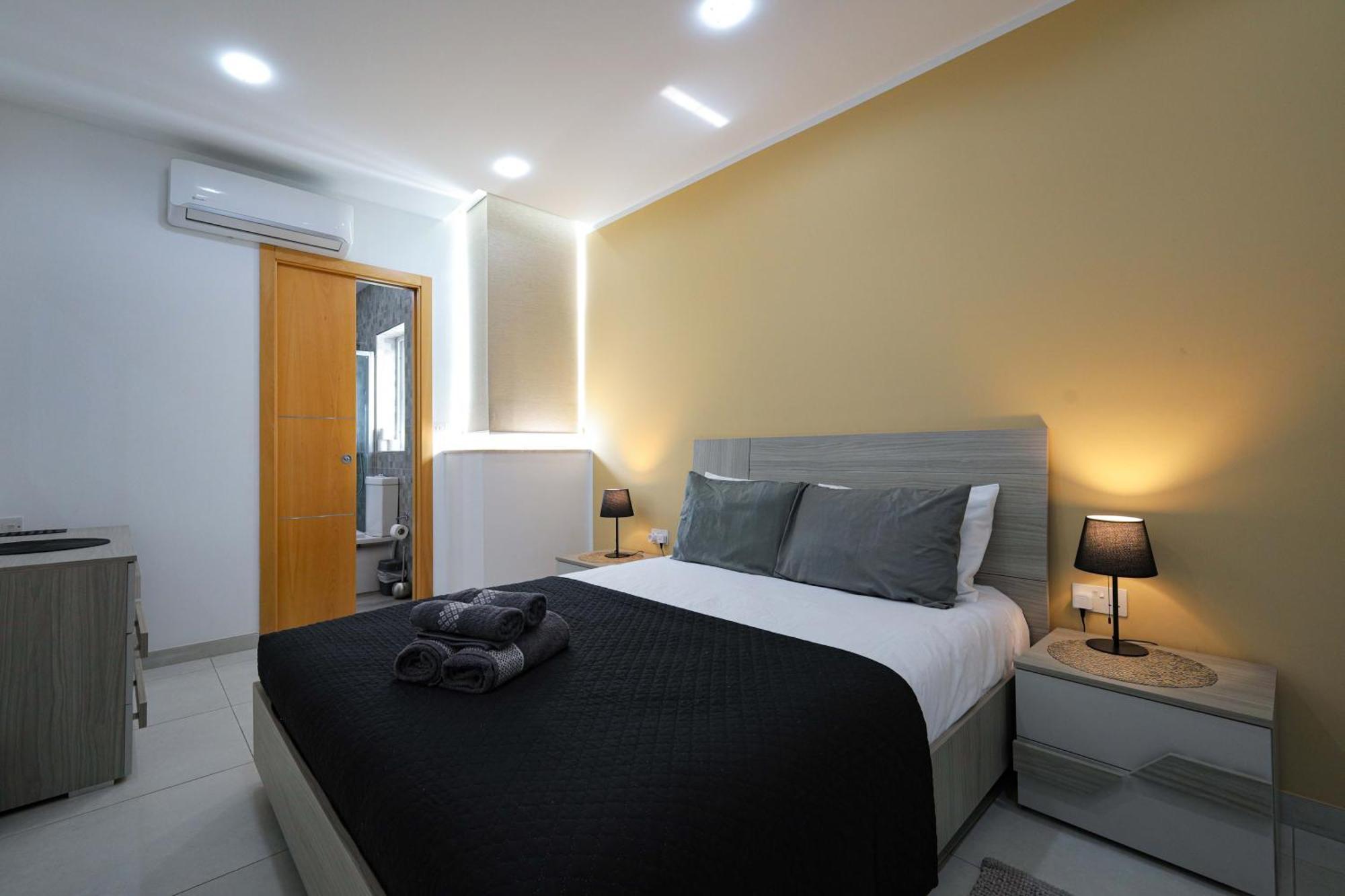 Spacious & Quietly Located 2bd Penthouse With Large Terrace & Distant Sea Views Apartment *