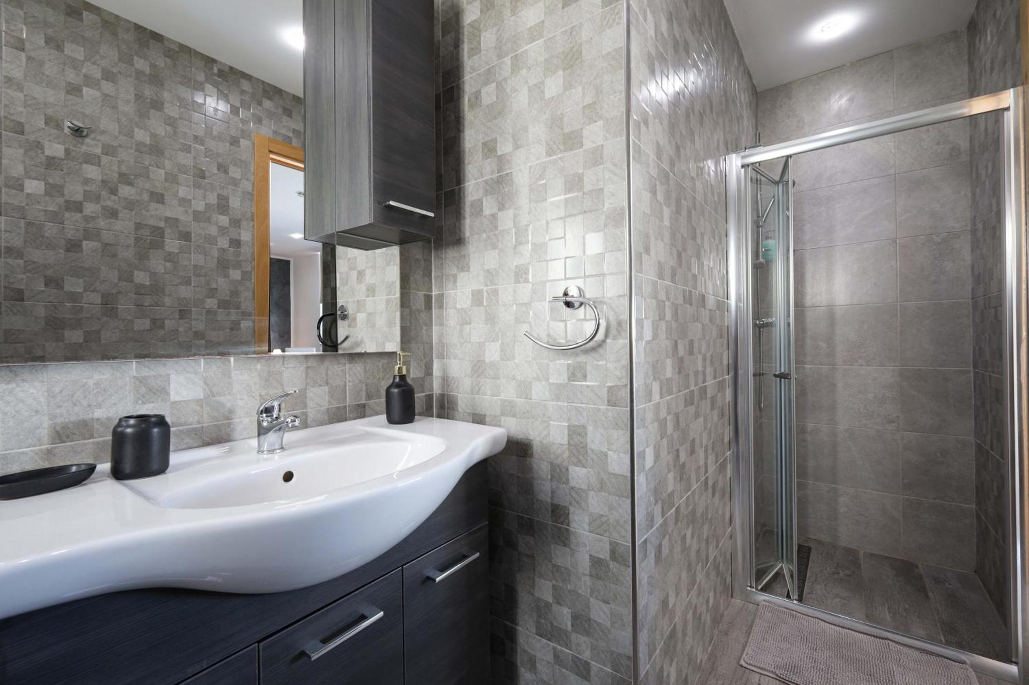 Spacious & Quietly Located 2bd Penthouse With Large Terrace & Distant Sea Views * St. Paul's Bay